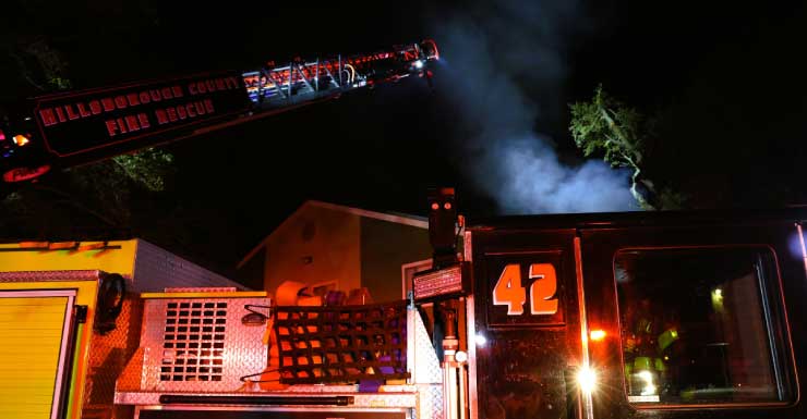 Incêndio de 2 alarmes atinge prédio de apartamentos em Tampa HCFR