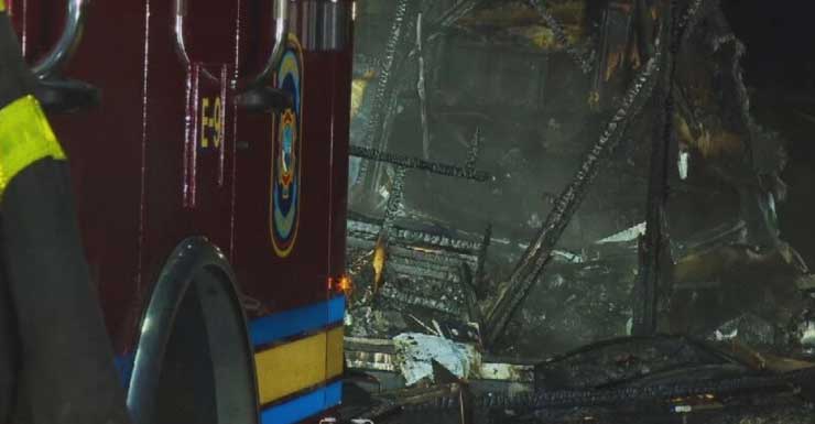 Incêndio em RV no Condado de Escambia fecha uma faixa sul na South Century Boulevard