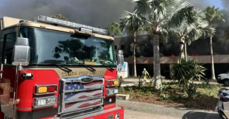 Incêndio em veículo danifica 10 carros em garagem de hotel em Tampa