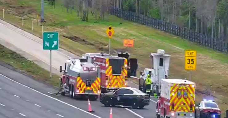Incêndio em veículo interdita saída da I-95 Sul para Hobe Sound no condado de Martin