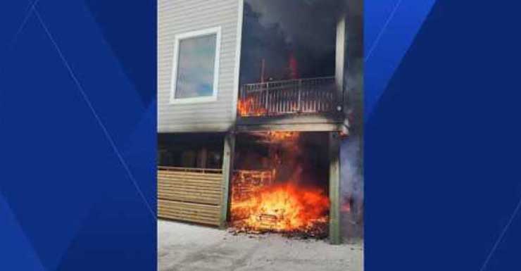 Incêndio volta a atingir casa em North Captiva IslandUm incêndio reacendeu em uma casa na Cutlass Drive, em North Captiva Island, na noite de terça-feira.