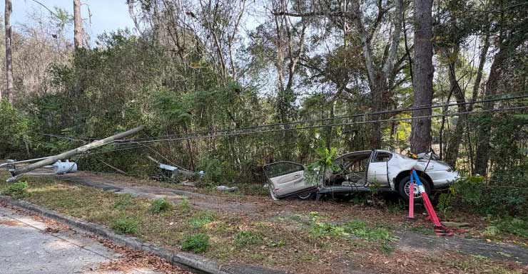 Motorista fica ferido após colidir com poste de energia em Gainesville