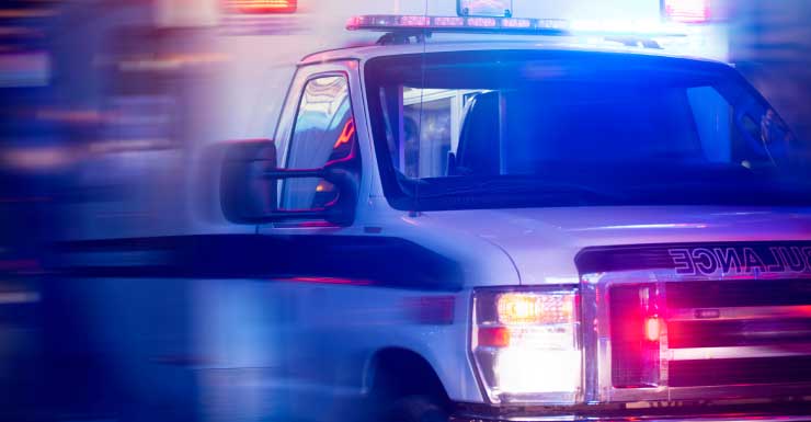 Motorista inconsciente com lábios azulados é levado ao hospital após acidente