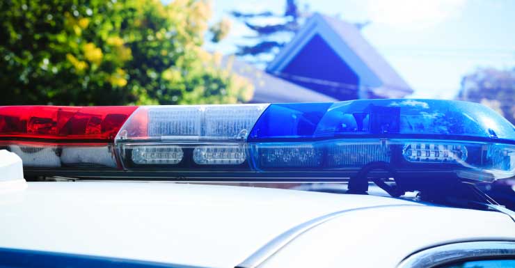 Mulher é acusada de fuga após acidente com carro alugado em Lee County