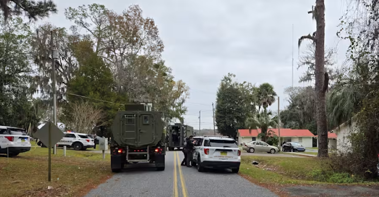 Mulher é baleada ao interromper furto em sua casa; atirador segue foragido, dizem autoridades