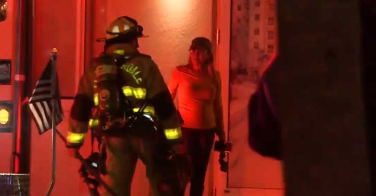 Mulher é hospitalizada com queimaduras após incêndio em prédio residencial de Fort Lauderdale