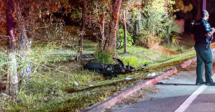 Uma pessoa é levada ao hospital após acidente de motocicleta no sul de Fort Myers