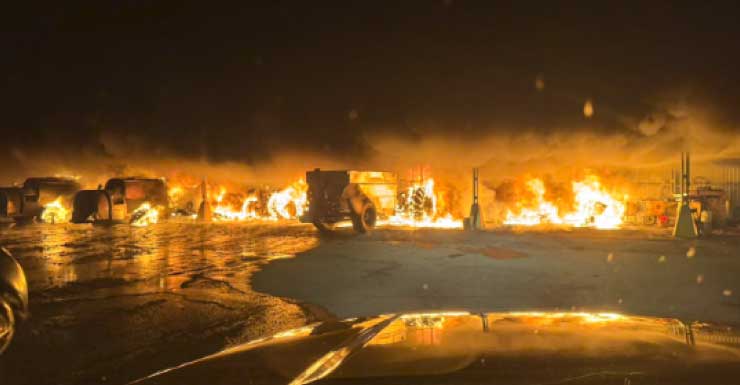 Vários tratores pegam fogo em propriedade comercial em Avon Park