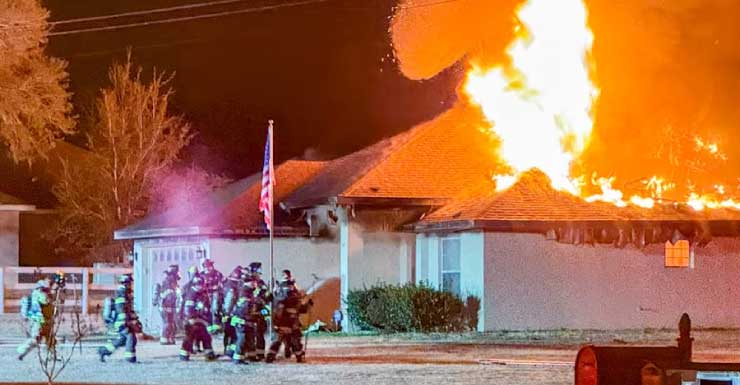 4 pessoas ficam desabrigadas após parte do telhado desabar durante incêndio em residência no Condado de Marion