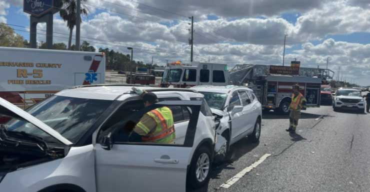 ALERTA DE TRÂNSITO Faixas bloqueadas na Commercial Way em Spring Hill devido a acidente