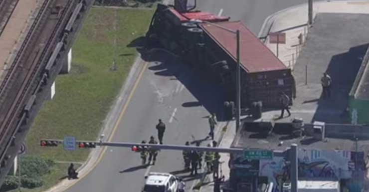 Acidente com caminhão-tanque deixa 1 hospitalizado e fecha estrada em Brownsville