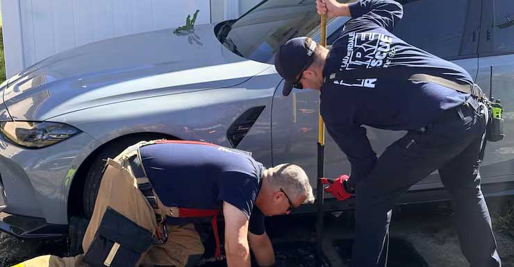 Acidente de carro provoca rompimento de cano em Fort Lauderdale