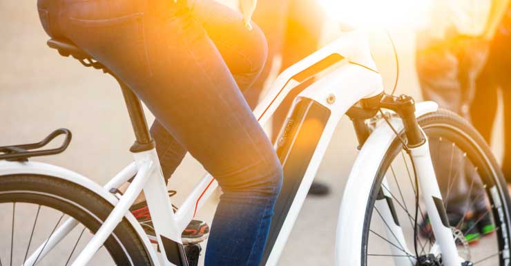 Acidente na Palm Coast Parkway mata ciclista de e-bike, dizem policiais