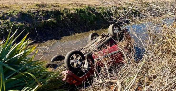 Adulto e três crianças hospitalizados após Jeep capotar em canal de Indiantown