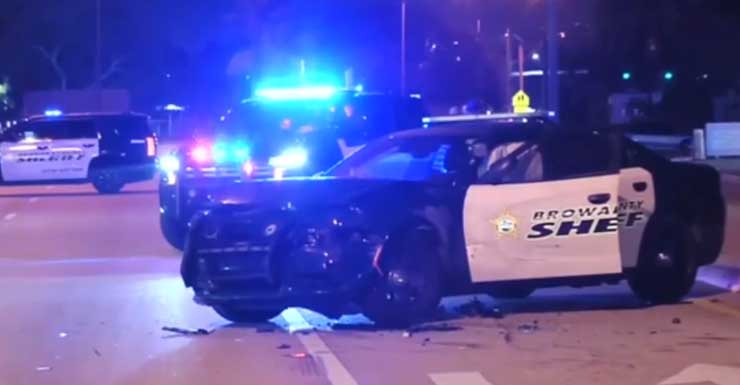 BSO Motorista de fuga atinge viatura de policial — duas vezes — após sair de clube adulto em West Park