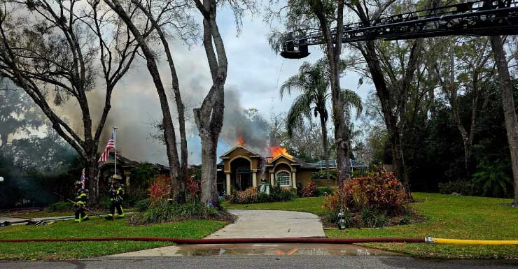 Bombeiro hospitalizado enquanto combate grande incêndio em casa em Lutz