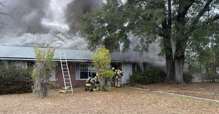 Bombeiros controlam incêndio em casa no noroeste de Gainesville
