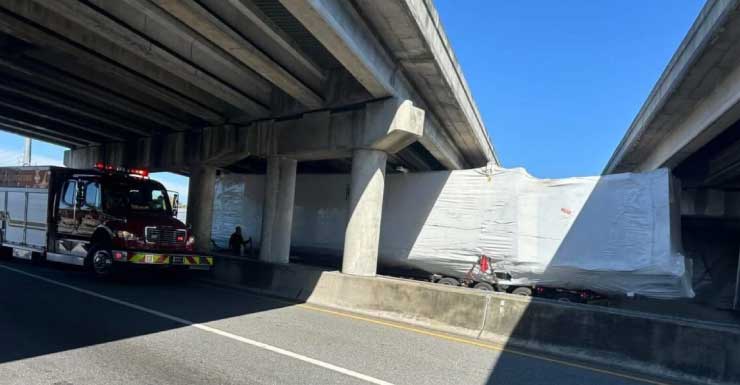 Caminhão atinge viaduto na I-75, causando congestionamento quase total em Ocala