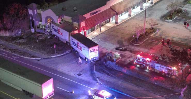 Caminhão da FedEx colide com Taino’s Bakery em Edgewood
