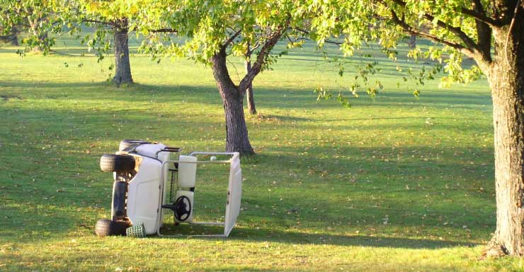 Carrinho de golfe e veículo de jardinagem colidem em portão em The Villages