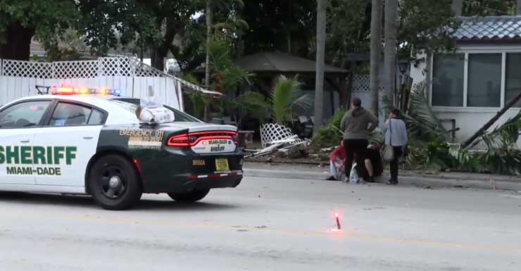 Carro atravessa cerca de casa no sudoeste de Miami-Dade