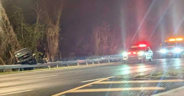 Carro colide com guardrail nas primeiras horas da manhã em Leesburg