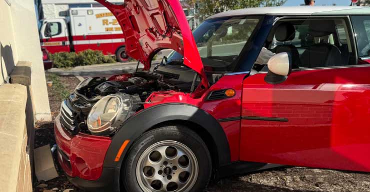 Carro colide contra Walgreens em Spring Hill