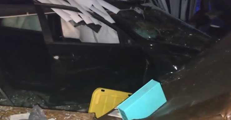 Carro invade casa em Altamonte Springs após motorista confundir ciclovia com estrada