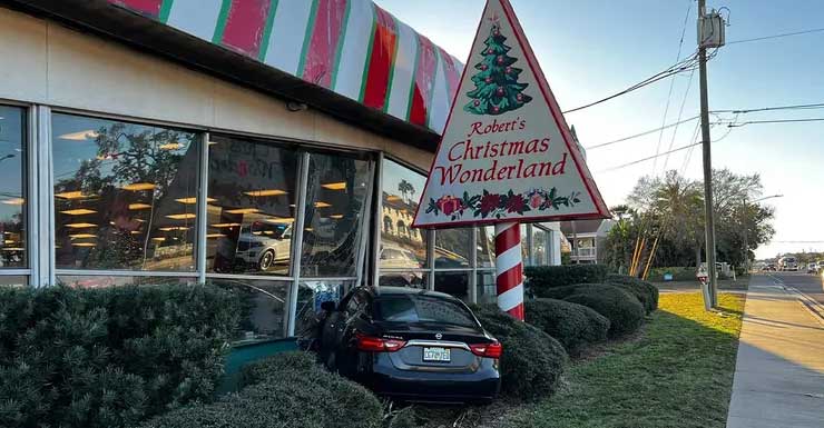 Carro perde o controle e colide com loja de Natal em ClearwaterCortesia City of Clearwater