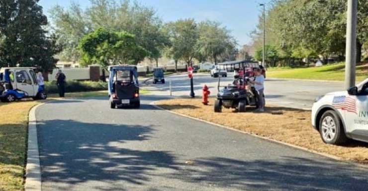 Condutor de carrinho de golfe é levado ao hospital após acidente em The Villages