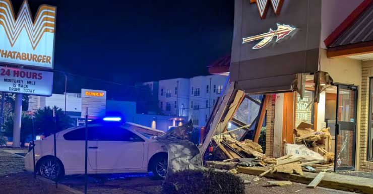 Duas pessoas ficam feridas após carro colidir com Whataburger na manhã de sábado; TPD faz prisão por DUI