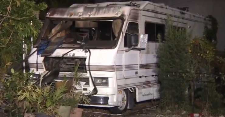 Equipes controlam incêndio em motorhome em Oakland Park; vizinho diz que ninguém estava em casa
