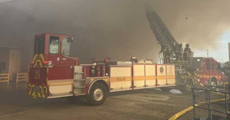 Equipes do JFRD combatem incêndio em usina de reciclagem de papelão perto de Riverside