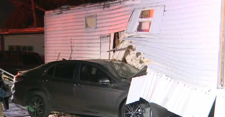 Família fica desalojada após carro colidir contra casa móvel em Davie; ninguém ficou ferido