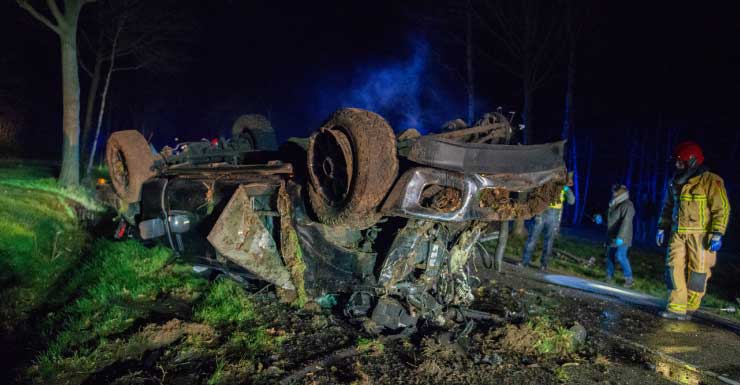 Homem morre após caminhonete ficar no ar e capotar em vala com água na I-95 em Volusia