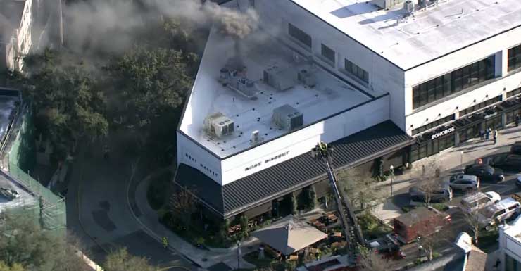 Incêndio em restaurante de Hyde Park Village gera grande coluna de fumaçaFoto por wfla
