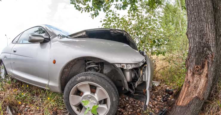 Interdições em ruas de Sarasota após acidente fatal em que carro atingiu árvore e pegou fogo