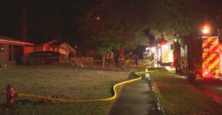Moradores evacuam com segurança enquanto equipes respondem a incêndio residencial em Warrington