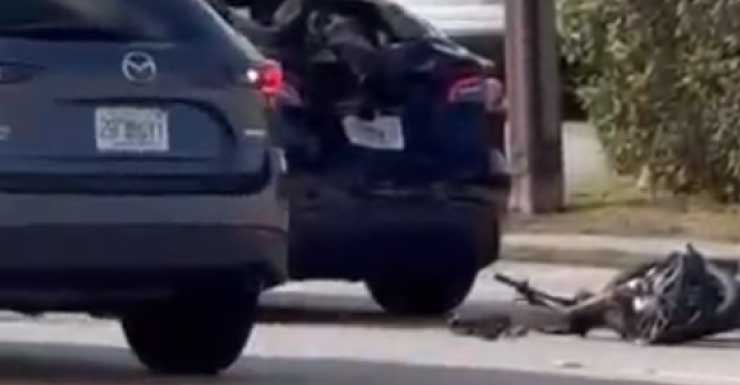 Moto off-road colide com Tesla parado em Palm Springs; adolescente de 16 anos em estado crítico