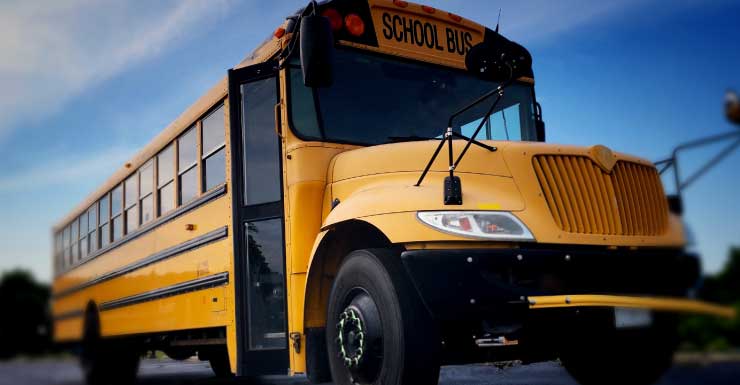 Motorista de caminhonete foge após atingir ônibus escolar em Levy County