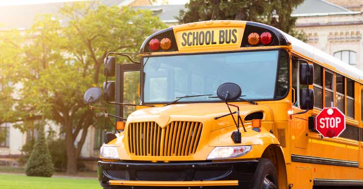 Motorista de ônibus escolar sofre ferimento leve após acidente na I-95 próximo a Delray Beach