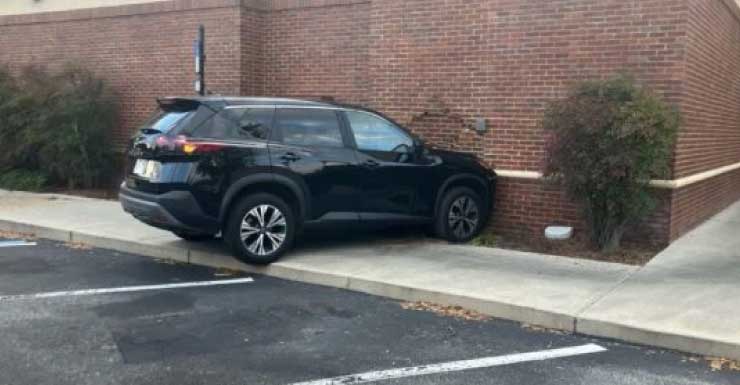 Motorista que tentava estacionar carro colide com restaurante em The Villages