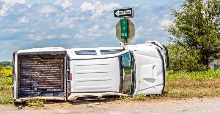 Mulher de Fort White morre após caminhonete capotar e atingir várias árvores
