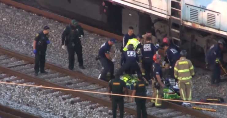 Mulher é hospitalizada após ser atingida e presa sob trem da Tri-Rail em Dania Beach