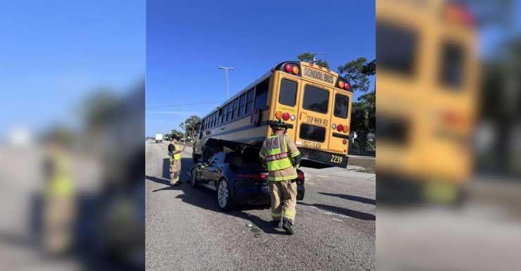 Ônibus escolar do condado de Lee se envolve em acidente com veículo; nenhum aluno a bordo