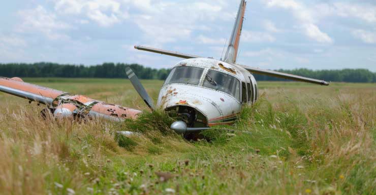 Piloto pousa pequeno avião no North Perry Airport após relatar possível problema no trem de pouso; hélice é danificada