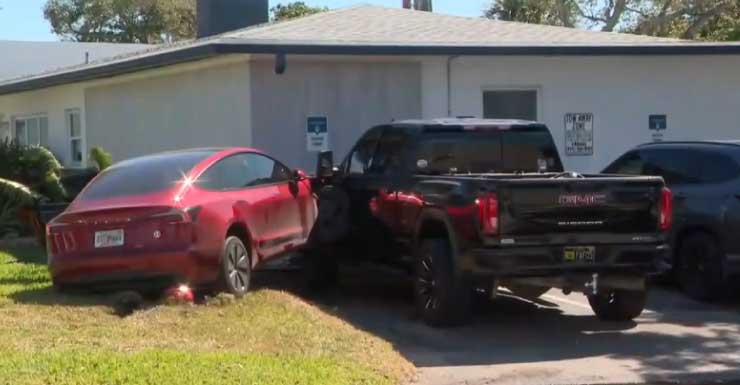 Quatro detidos, um foragido após múltiplas colisões envolvendo Tesla em Pompano Beach; testemunha relata o caso