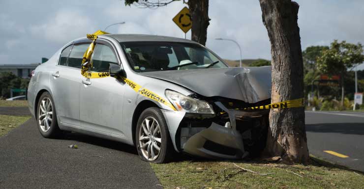 Uma pessoa fica ferida após veículo colidir com árvore próximo à Fairfield Drive, no Condado de Escambia