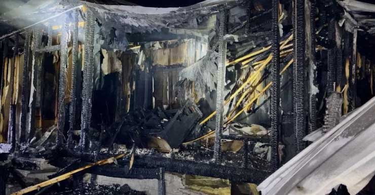 VIDEO Dois escapam e bombeiro é avaliado após incêndio noturno em Indiantown