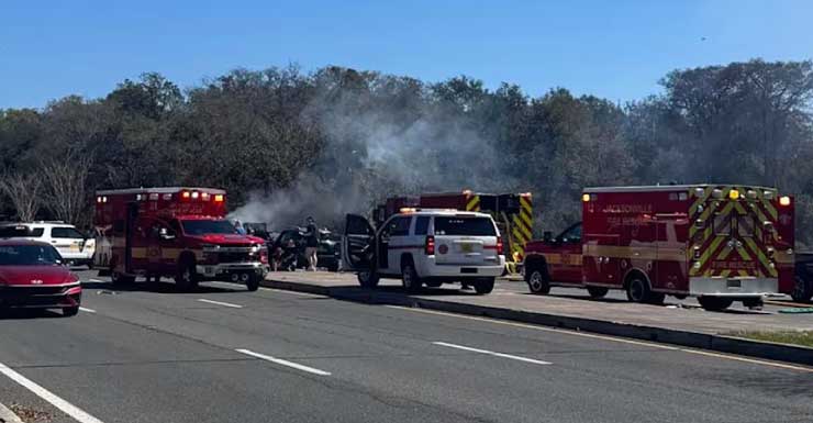 3 mortos e 4 hospitalizados após adolescente atravessar canteiro central e colidir com tráfego contrário na Atlantic Boulevard JSO